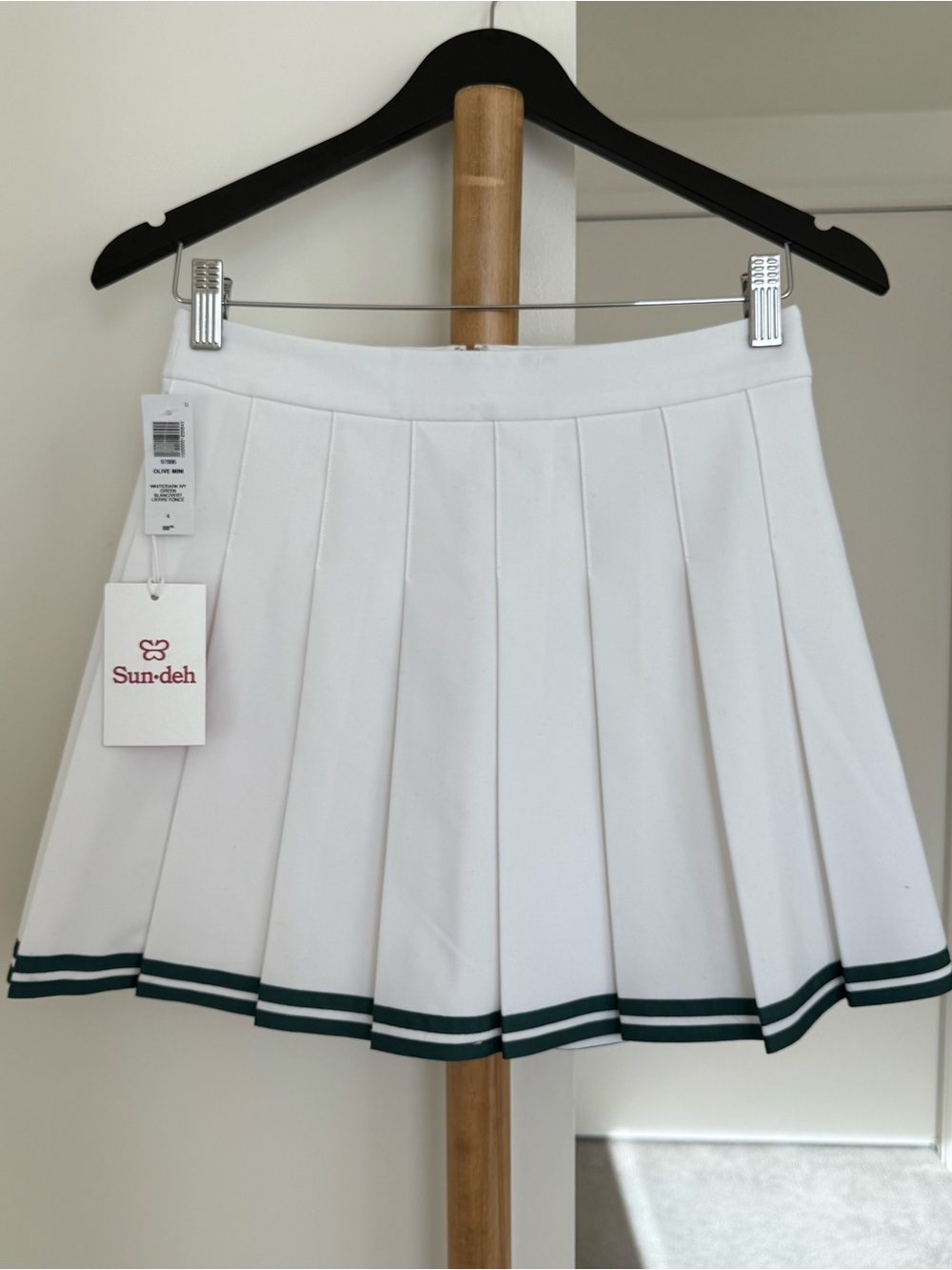 Aritzia. Sun-deh White Pleated Mini Tennis Skirt. US 4 size, true to size. New.